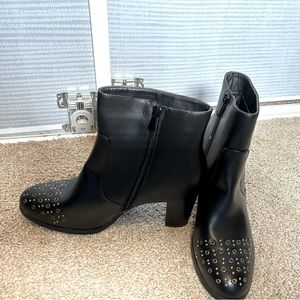 NWOT Olivia Miller Shoes Grommet Decorated Ankle Booties size 11.